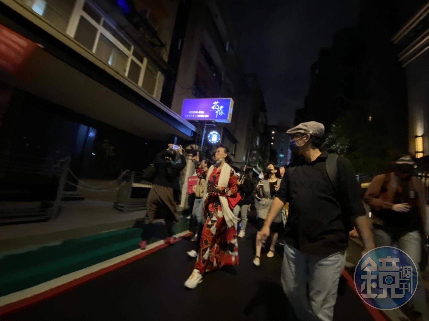 一行人在晚間7點走入，這時對林森北路來說時間尚早，多數店家8點後才開始營業。