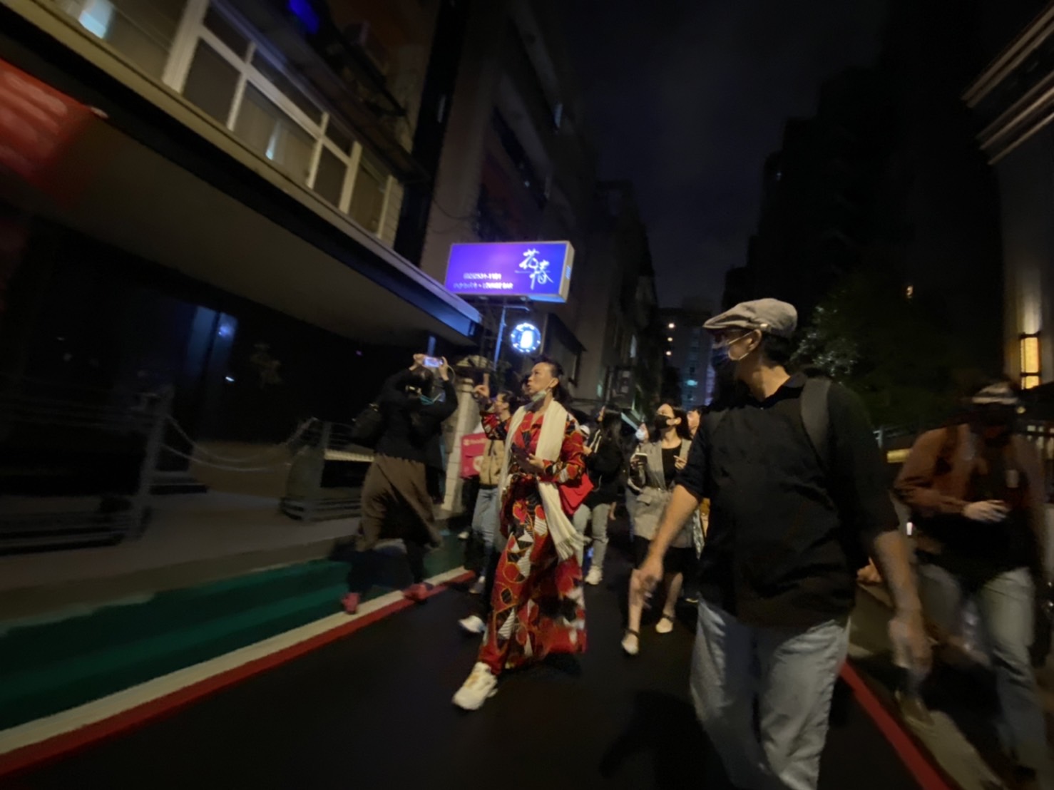 一行人在晚間7點走入,這時對林森北路來說時間尚早,多數店家8點後才開始營業。