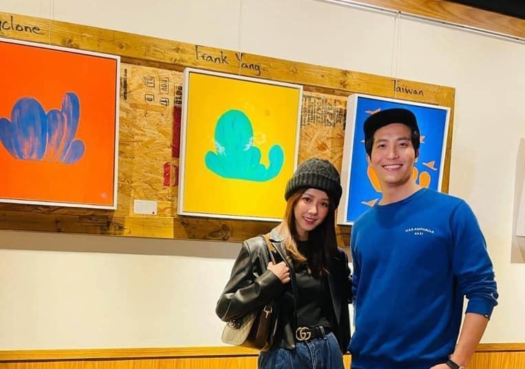 去年吳翔震《光合作用》個展，邵雨薇到場支持，不過很可惜當時畫作已完售，就連邵雨薇也買不到吳翔震的畫。（翻攝自吳翔震臉書）