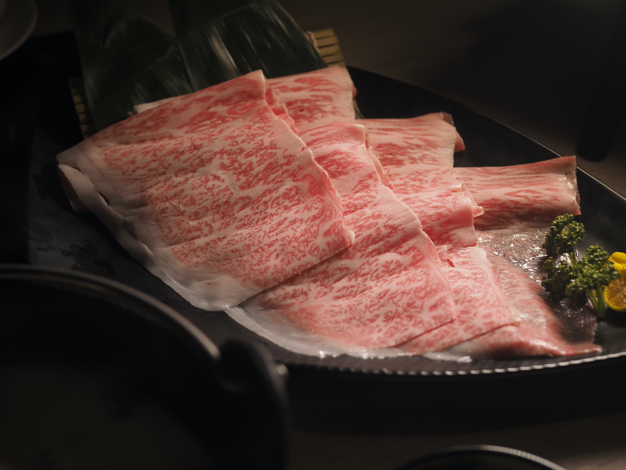 日本和牛皆為A5等級，提供梅花心、臀肉心、三叉、板腱、肩三角、和尚頭等部位。「日本A5和牛鍋」（1,580元／份，限量供應）