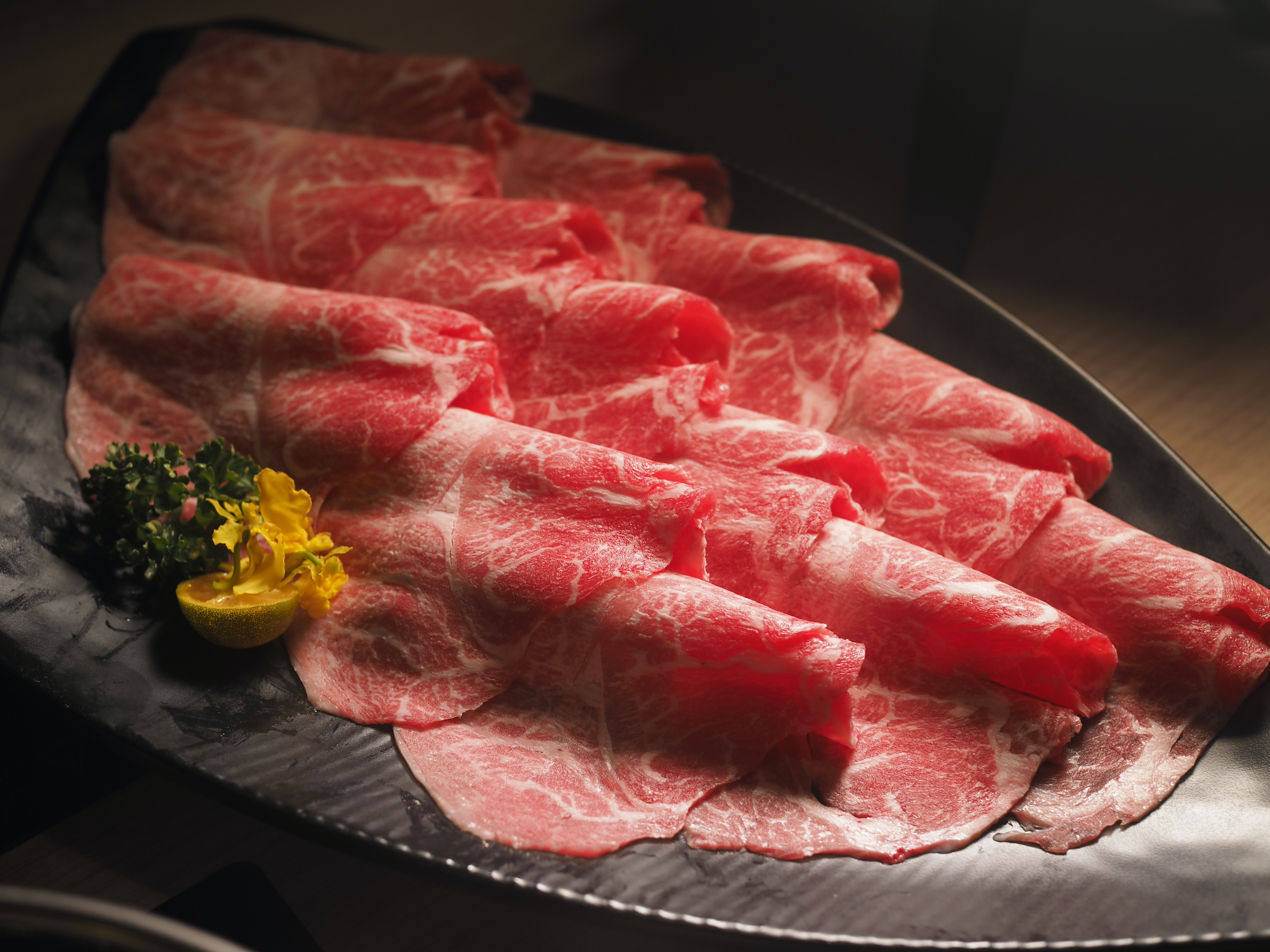 美國牛有Choice、Prime等級與濕式熟成肉，澳洲牛則有草飼、M9+黑毛和牛等選擇，豐儉由人。
