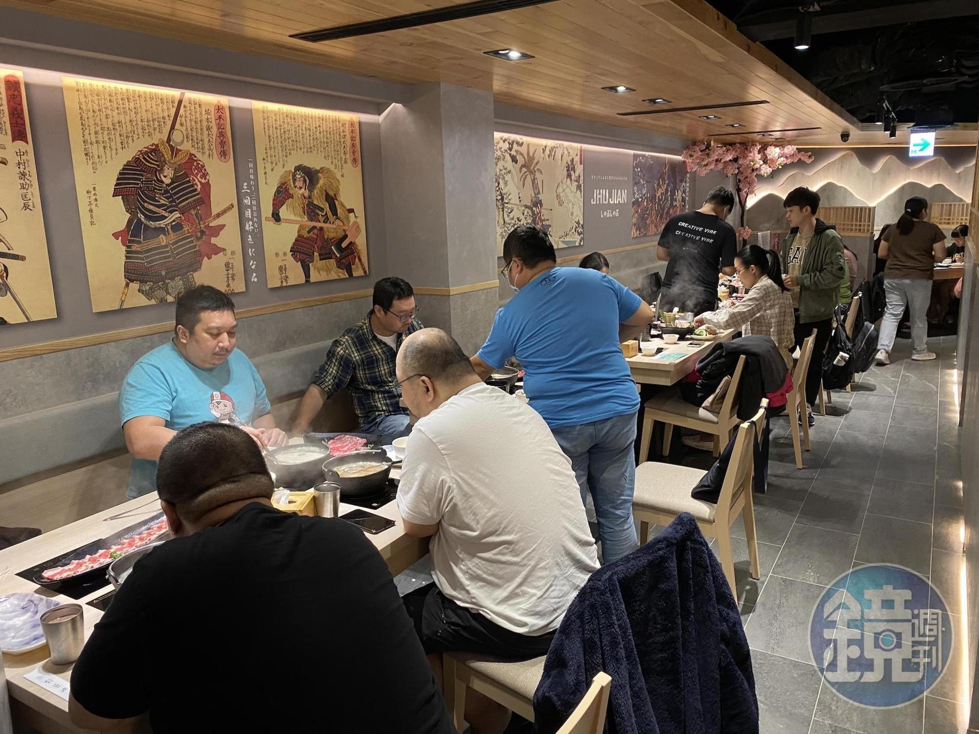 店內走日式風格,部分座位有隔間,兼具隱私感與開放感。