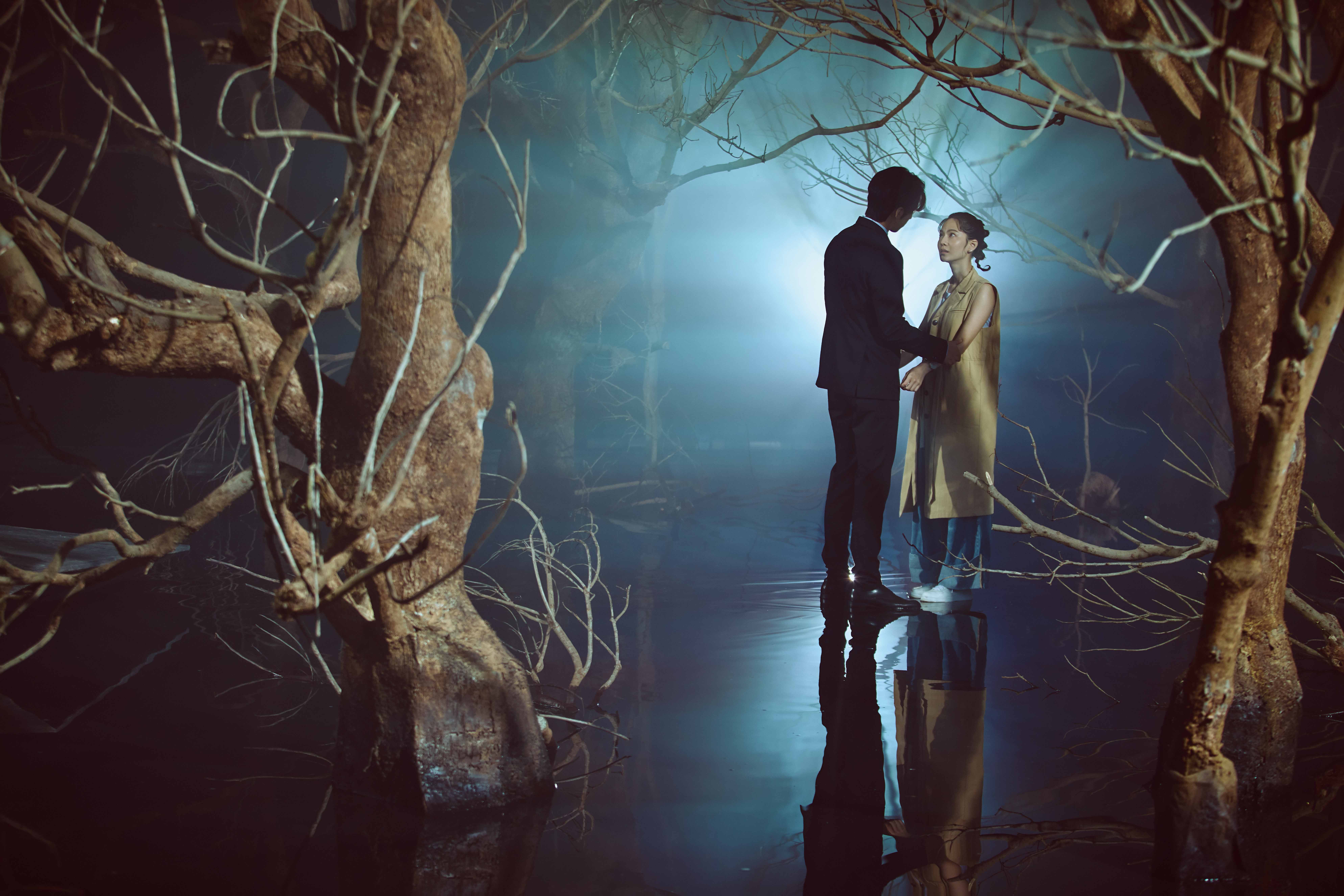 《無神之地不下雨》傅孟柏（左）劇中在「陰陽交界地」將曾之喬救回人間。（三鳳製作提供）