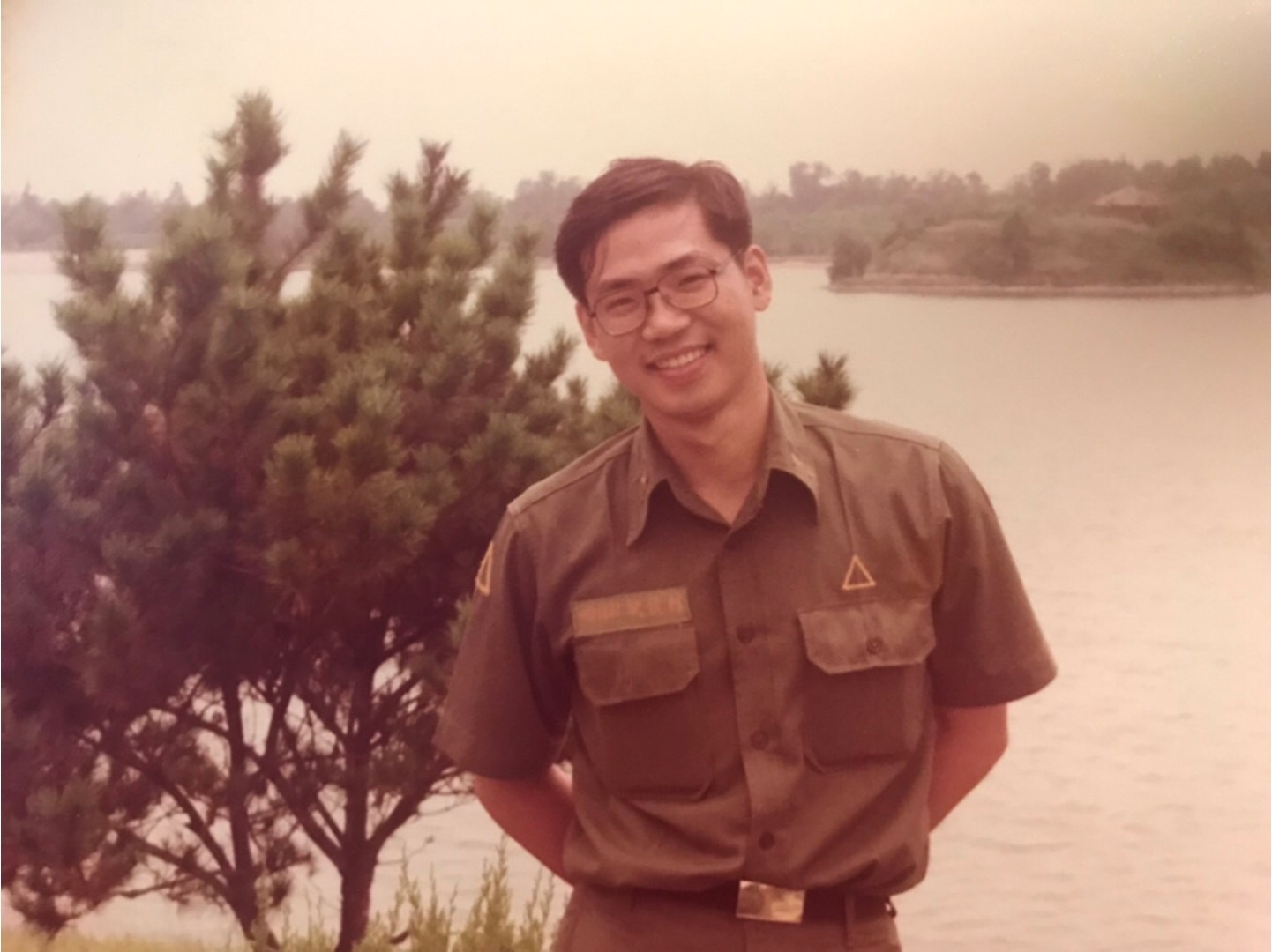 光陽執行長柯俊斌於金門服役，不論是露齒笑或歪頭，都是時下最流行的拍照姿勢。（柯俊斌提供）