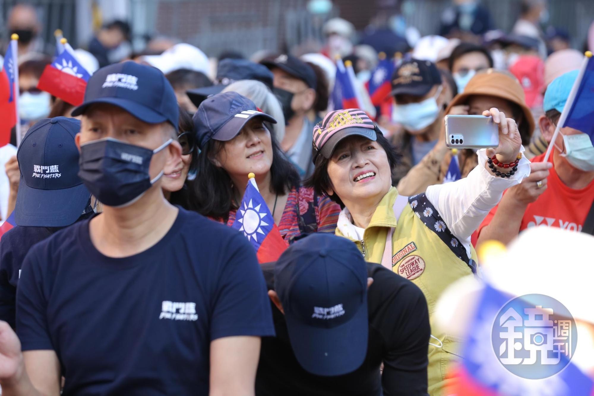 在下午2點活動開始前，現場2,000張板凳就已被坐滿，支持者更自發性帶著國旗、身穿國旗裝到場。