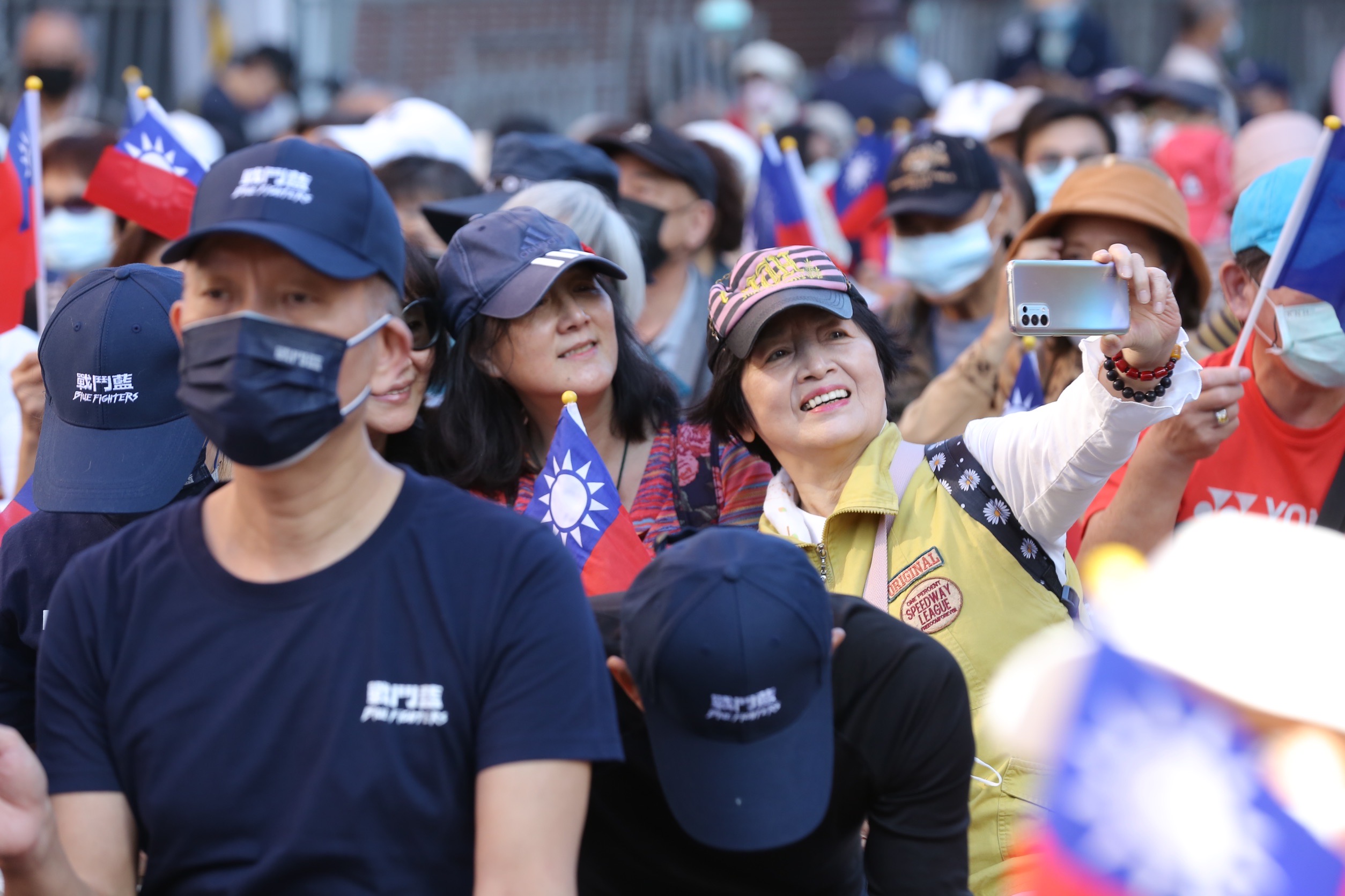 在下午2點活動開始前,現場2,000張板凳就已被坐滿,支持者更自發性帶著國旗、身穿國旗裝到場。
