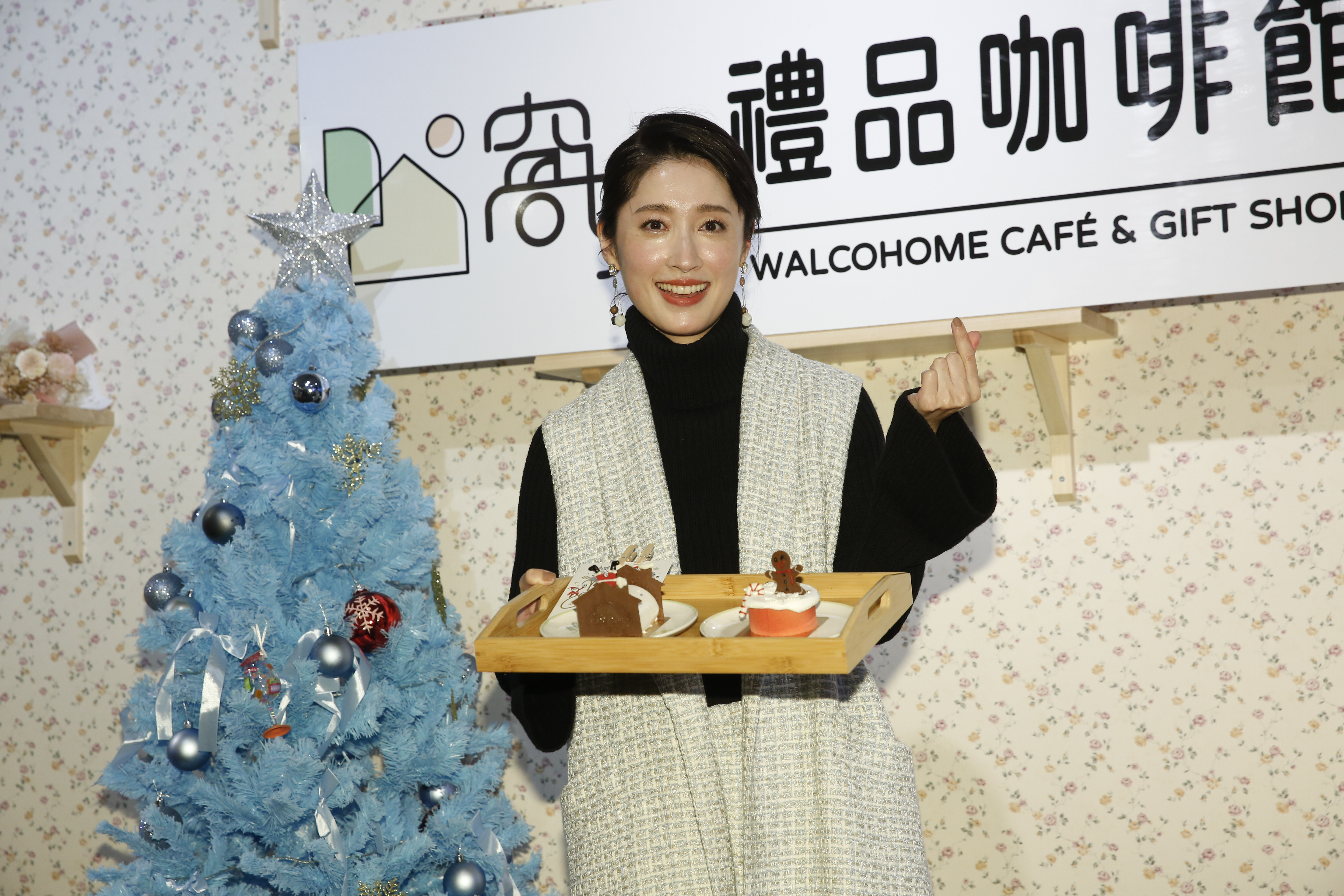  田中千繪為咖啡店剪綵，也品嚐店內的咖啡及餐點，店內布置與餐點口味令她有置身日本小店的感覺。