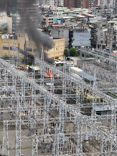 台北萬隆一處變電所上午傳出爆炸聲，造成中永和、新店文山區大停電。（翻攝PTT）