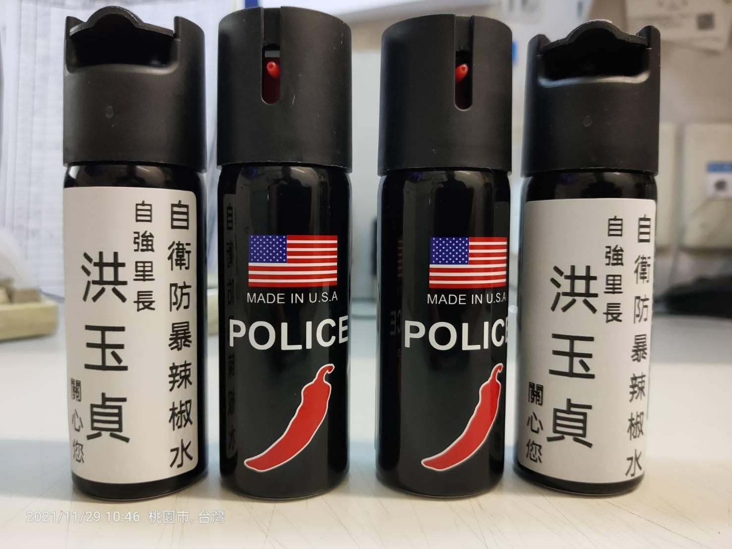 洪玉貞自費購買防暴辣椒水,提供里內超商做為防身之用。(讀者提供)
