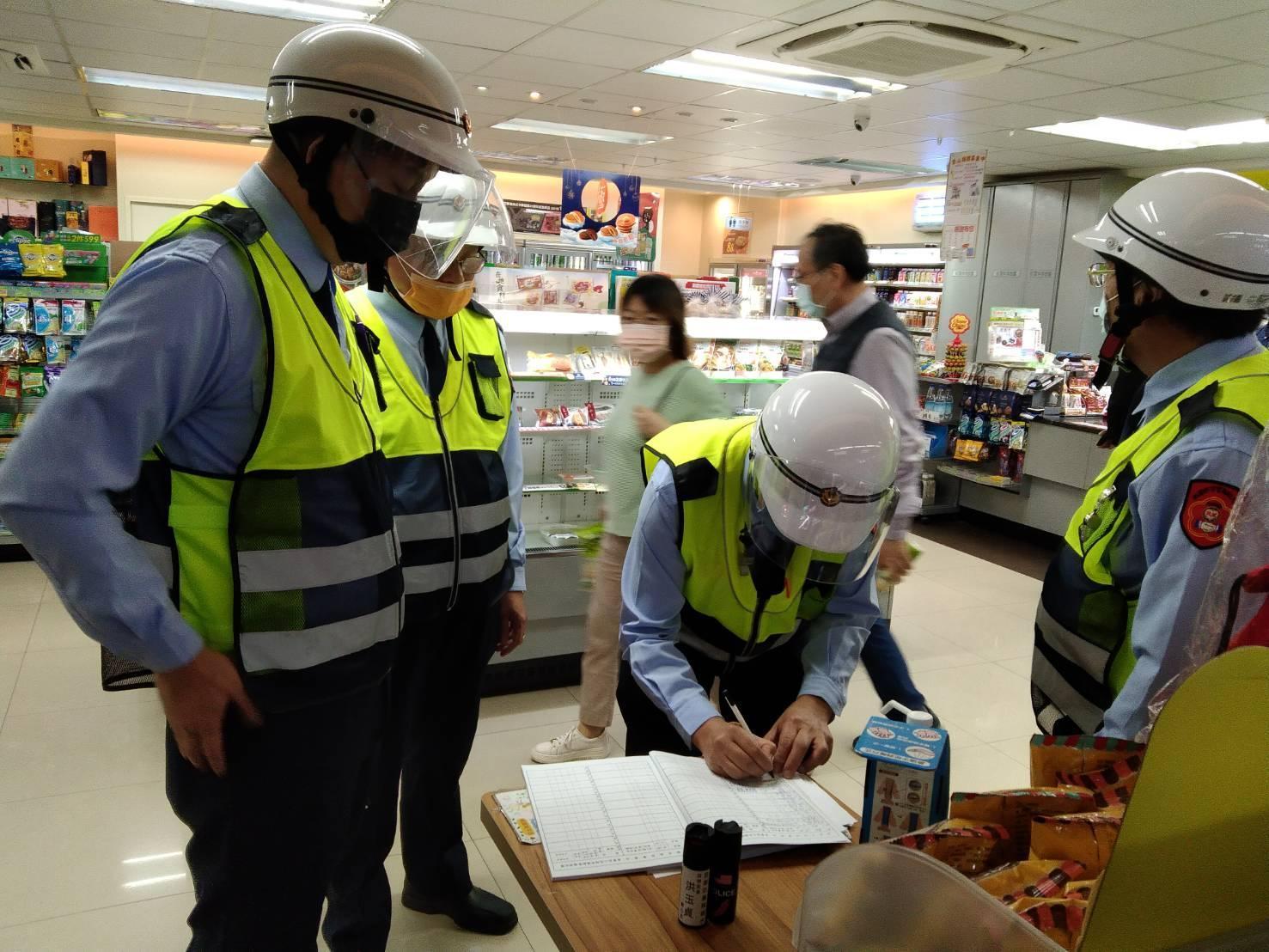 洪玉貞結合巡守隊人力,支援超商夜間人力較為單薄的維安工作。(讀者提供)