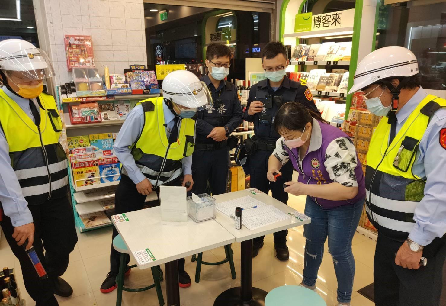 洪玉貞會同轄區警方及巡守隊到超商贈送防暴辣椒水。(讀者提供)