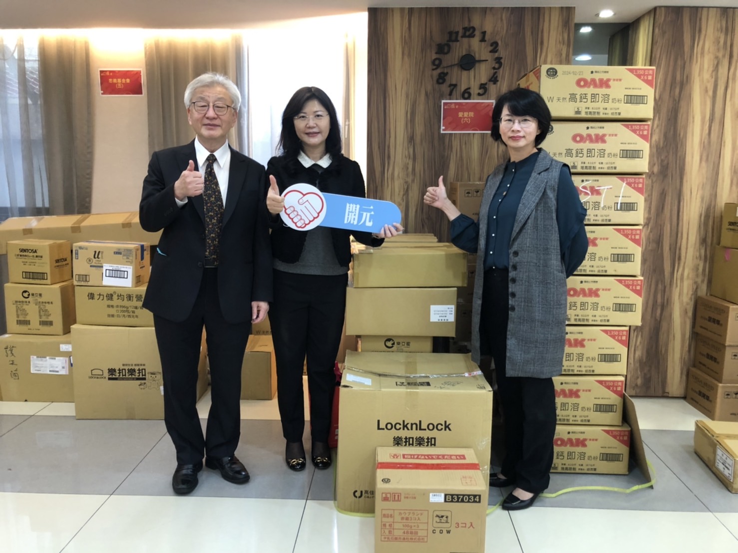 開元食品捐贈濾掛咖啡，響應公會今年度的冬令慈善公益活動。（讀者提供）