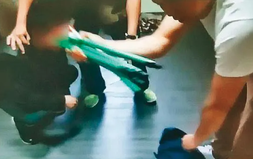 警方逮捕張男,在他家中查扣器材和大量偷拍影片。(翻攝畫面)