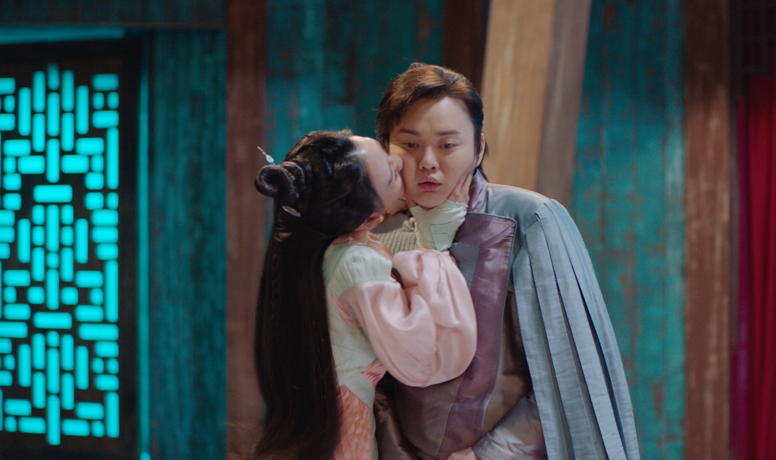 許富凱找來方宥心當假女友，但劇情裡卻被逼著要真的親。（公視台語台提供）