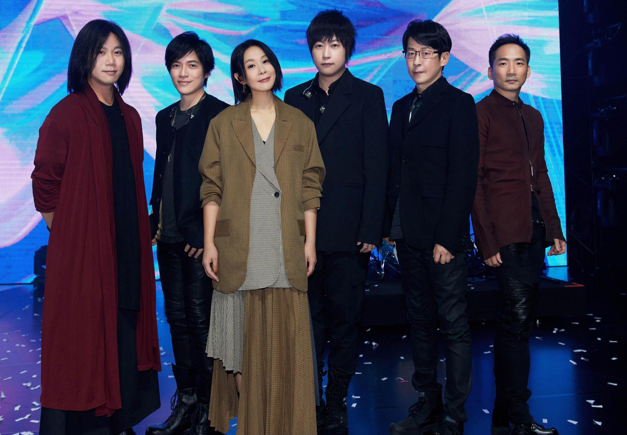 五月天與劉若英唱〈後來〉,將回憶殺帶到最高點。(相信音樂提供)