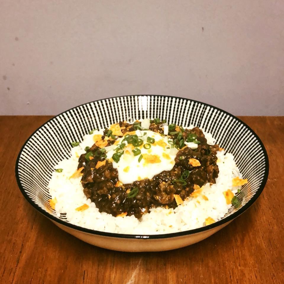 「?te」第一次遇到呂士軒,就被帶去吃木下食堂的咖哩飯。(翻攝自木下食堂臉書)