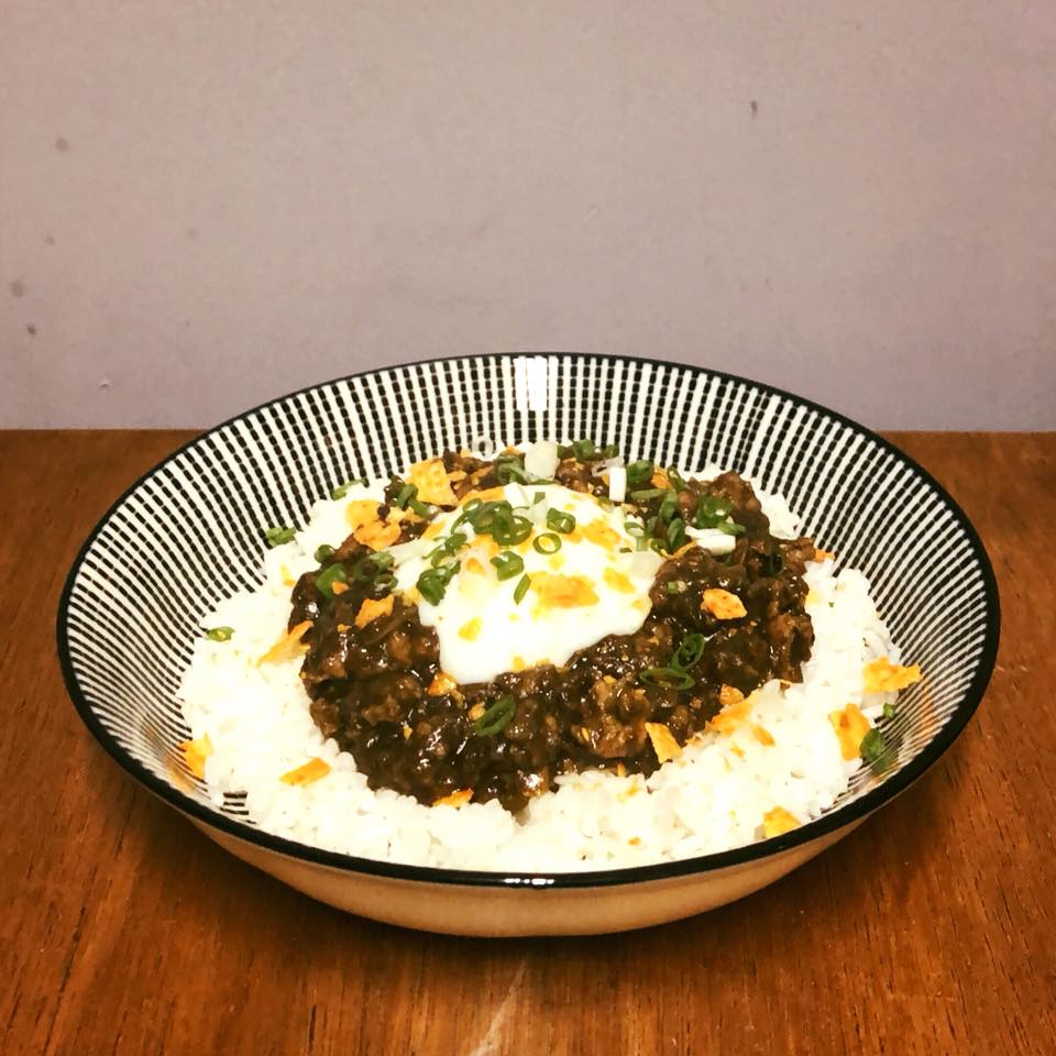 「?te」第一次遇到呂士軒,就被帶去吃木下食堂的咖哩飯。(翻攝自木下食堂臉書)