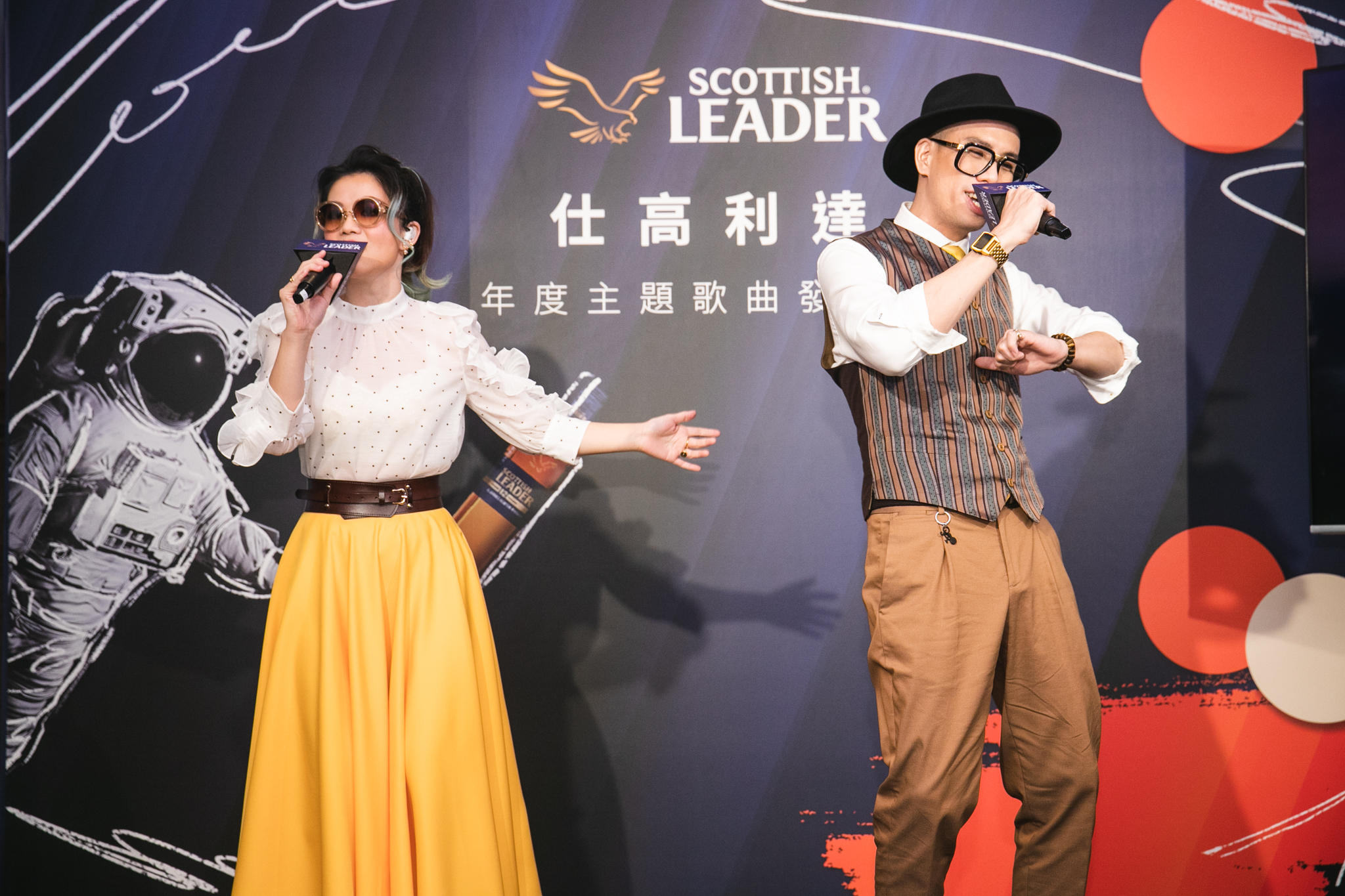 「?te」（左）和呂士軒（右）為蘇格蘭威士忌Scottish Leader創作主題曲〈Lead my Life〉。（仕高利達提供）