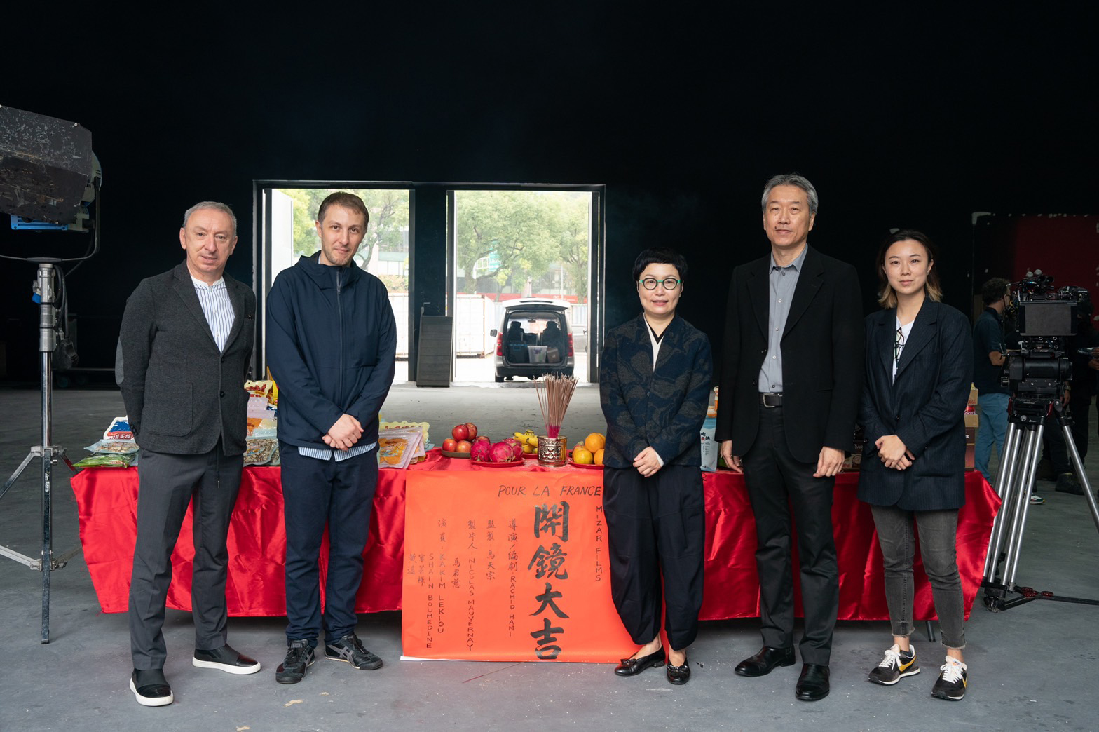 法國在台協會主任公孫孟（左起）、導演哈希德阿米、文策院董事長丁曉菁、監製馬天宗、製片馬君慈。（馬氏影業提供）