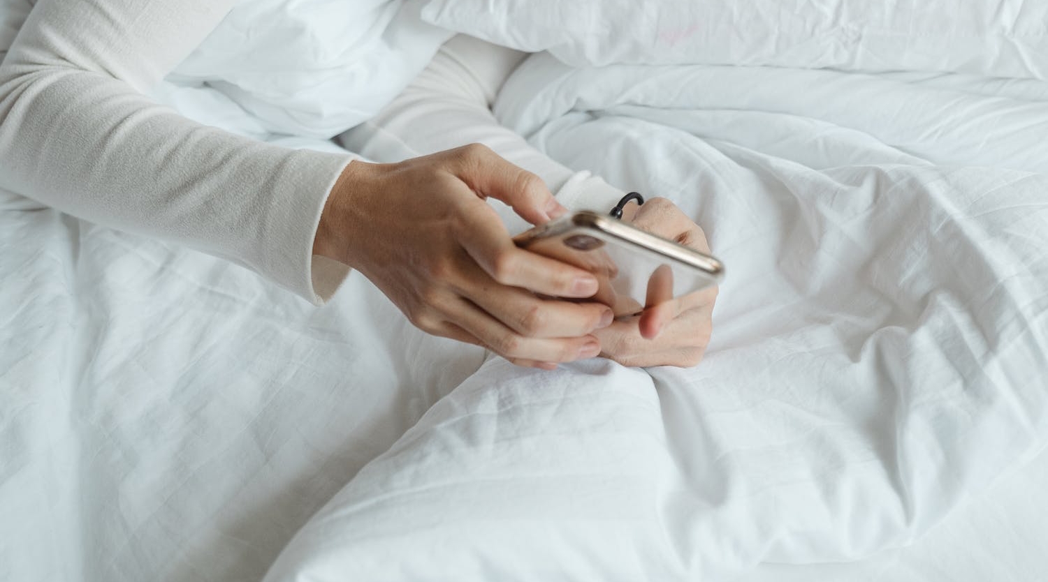 現代人經常智慧型手機不離身，連入睡都要將手機放在床頭。（示意圖／PEXELS）