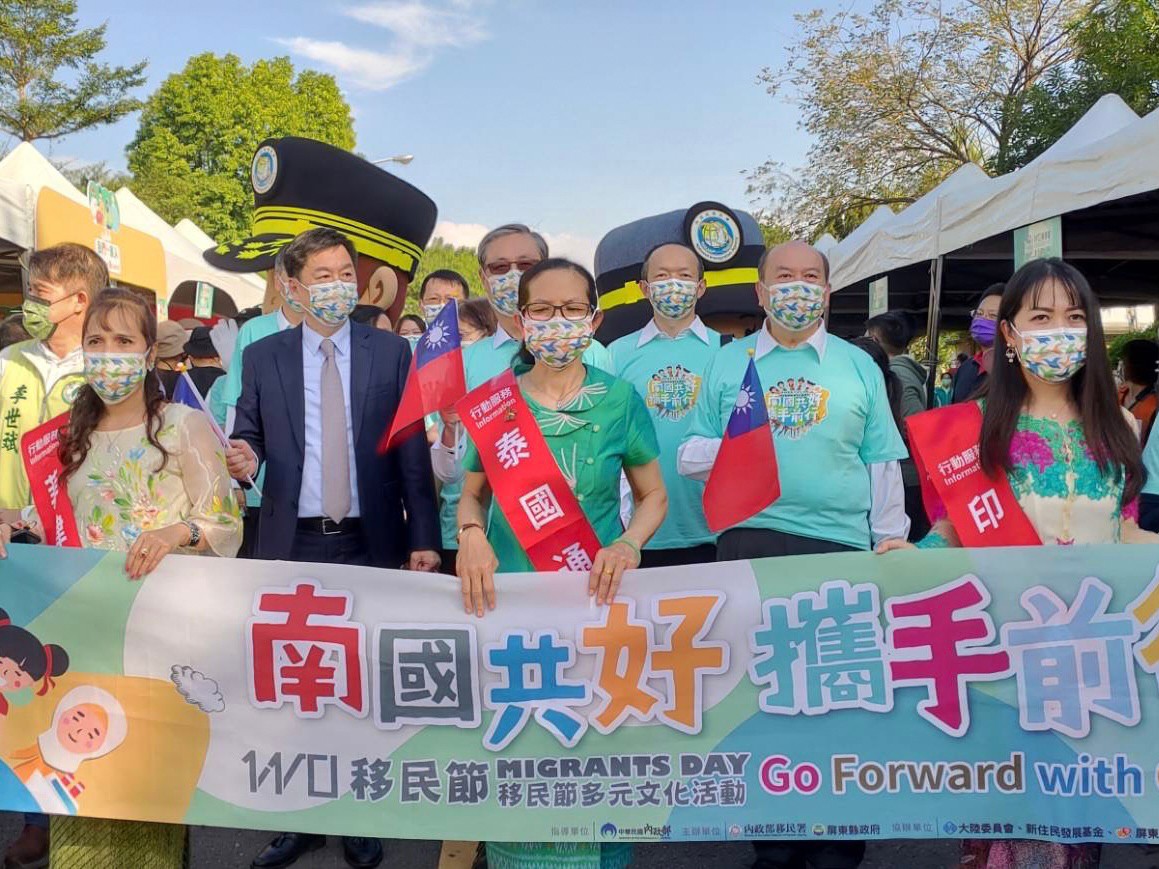 內政部次長陳宗彥、屏東縣長潘孟安及移民署長鐘景琨和新住民及移工們一起踩街遊行進場。(移民署提供)