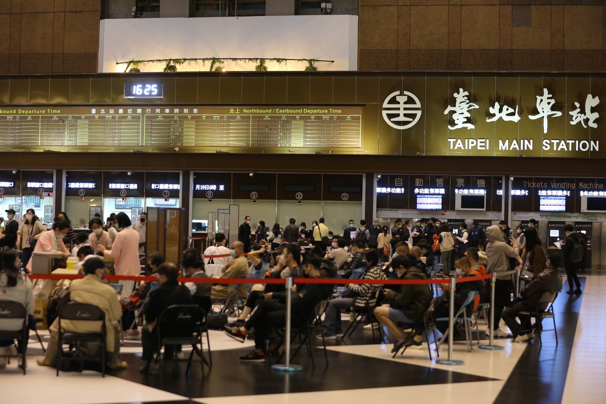 台北車站莫德納疫苗接種站將延長至21日。