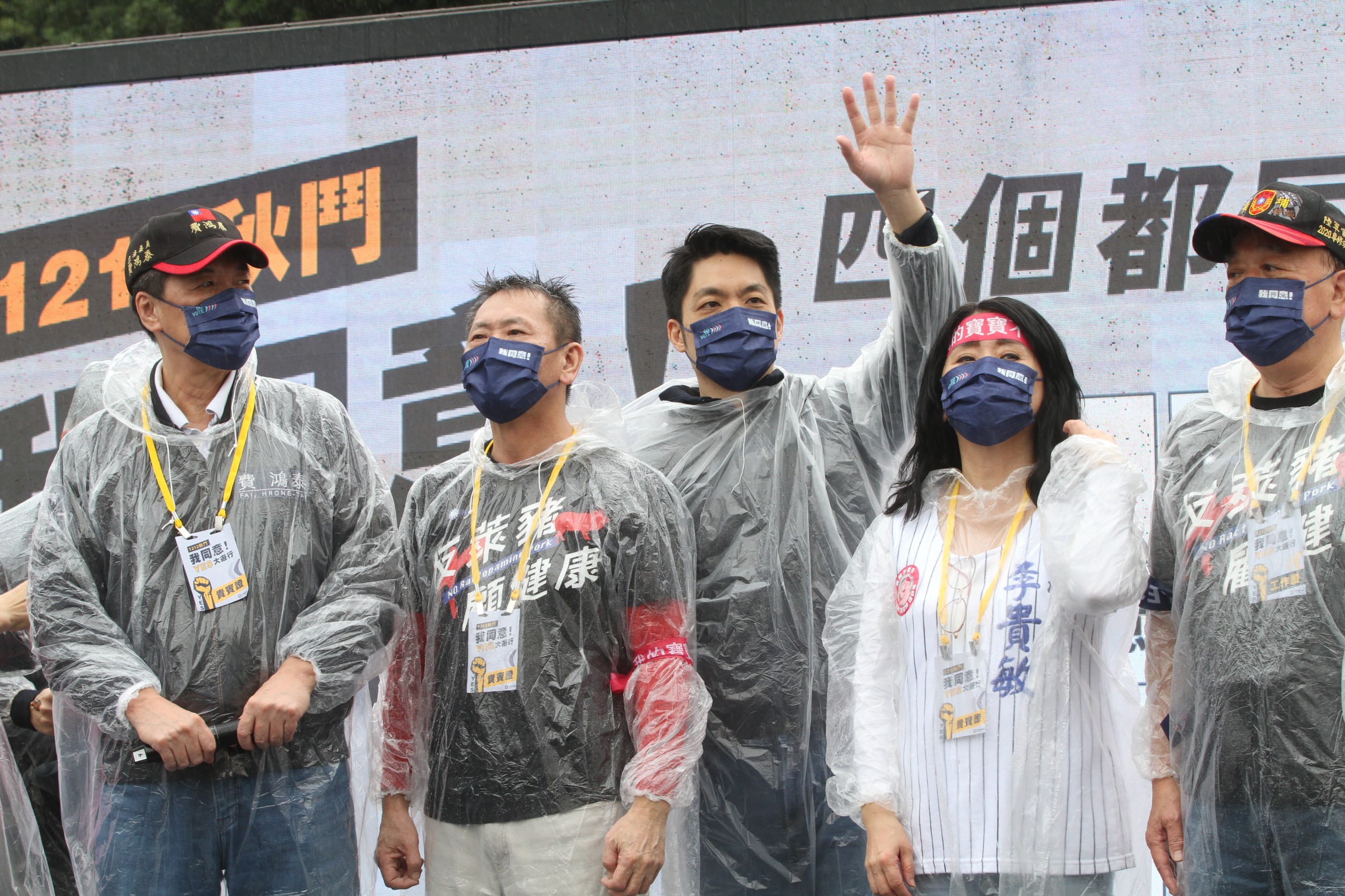 藍營各黨公職齊聚為公投宣傳。左起費鴻泰、林為洲、蔣萬安、李貴敏、吳斯懷。
