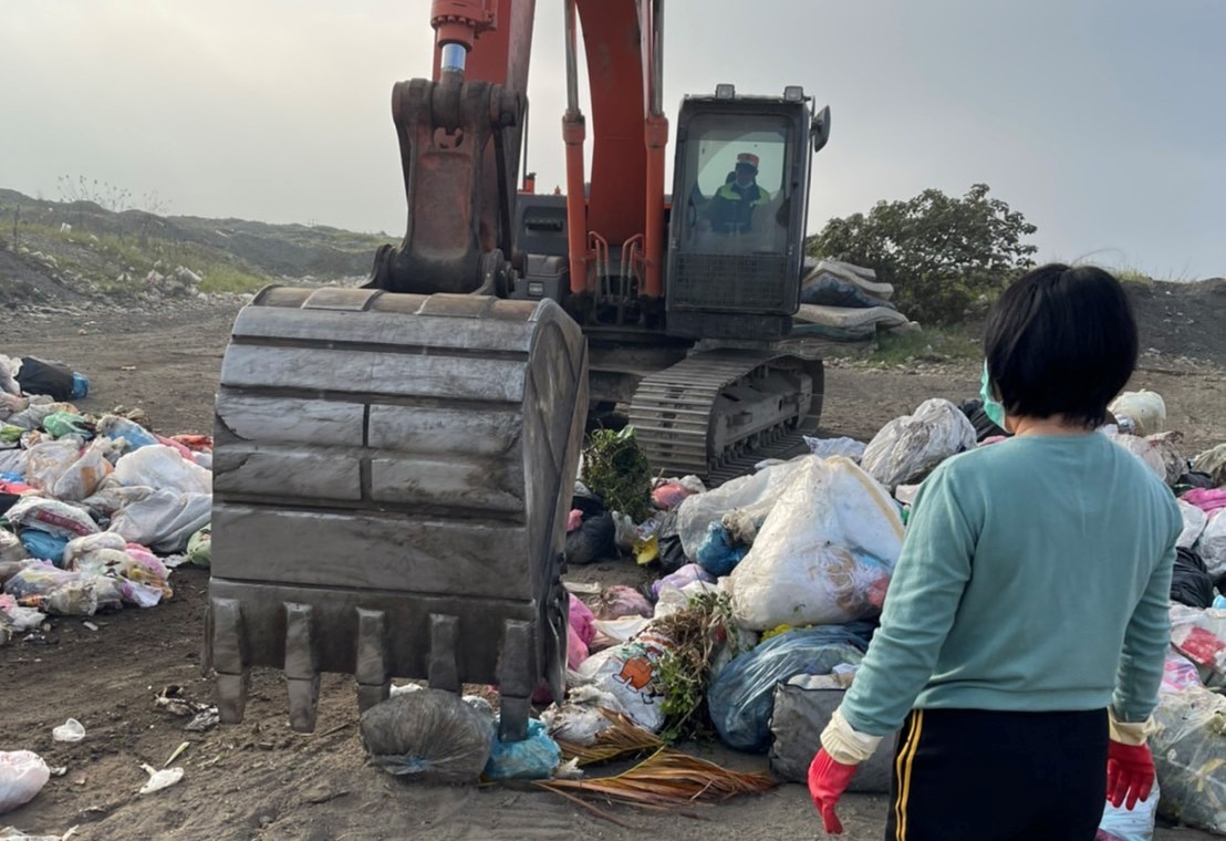 麻豆區清潔隊接獲通報有民眾誤丟現金，隔日一早便展開協尋行動。（台南市環保局提供）