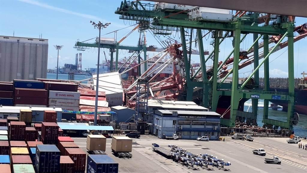 高雄港今年6月發生貨輪撞倒造價近3億的「橋式起重機」事件，幸無人死亡。（翻攝網路）