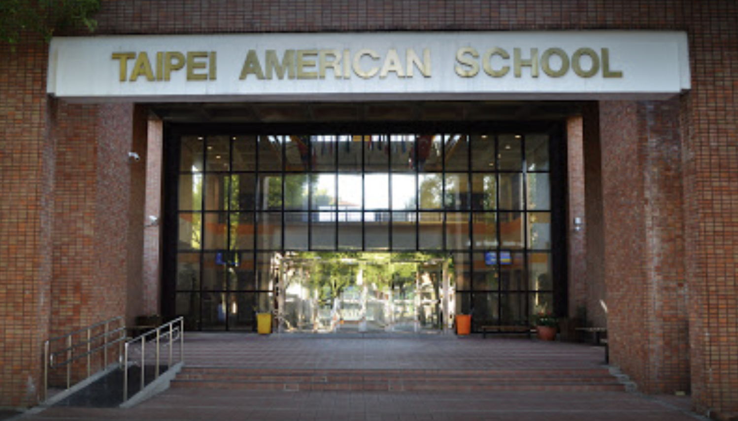 台北美國學校昨晚間收到槍擊恐嚇，發文的學生也在昨晚趕往派出所做筆錄。（翻攝自台北美國學校官網）