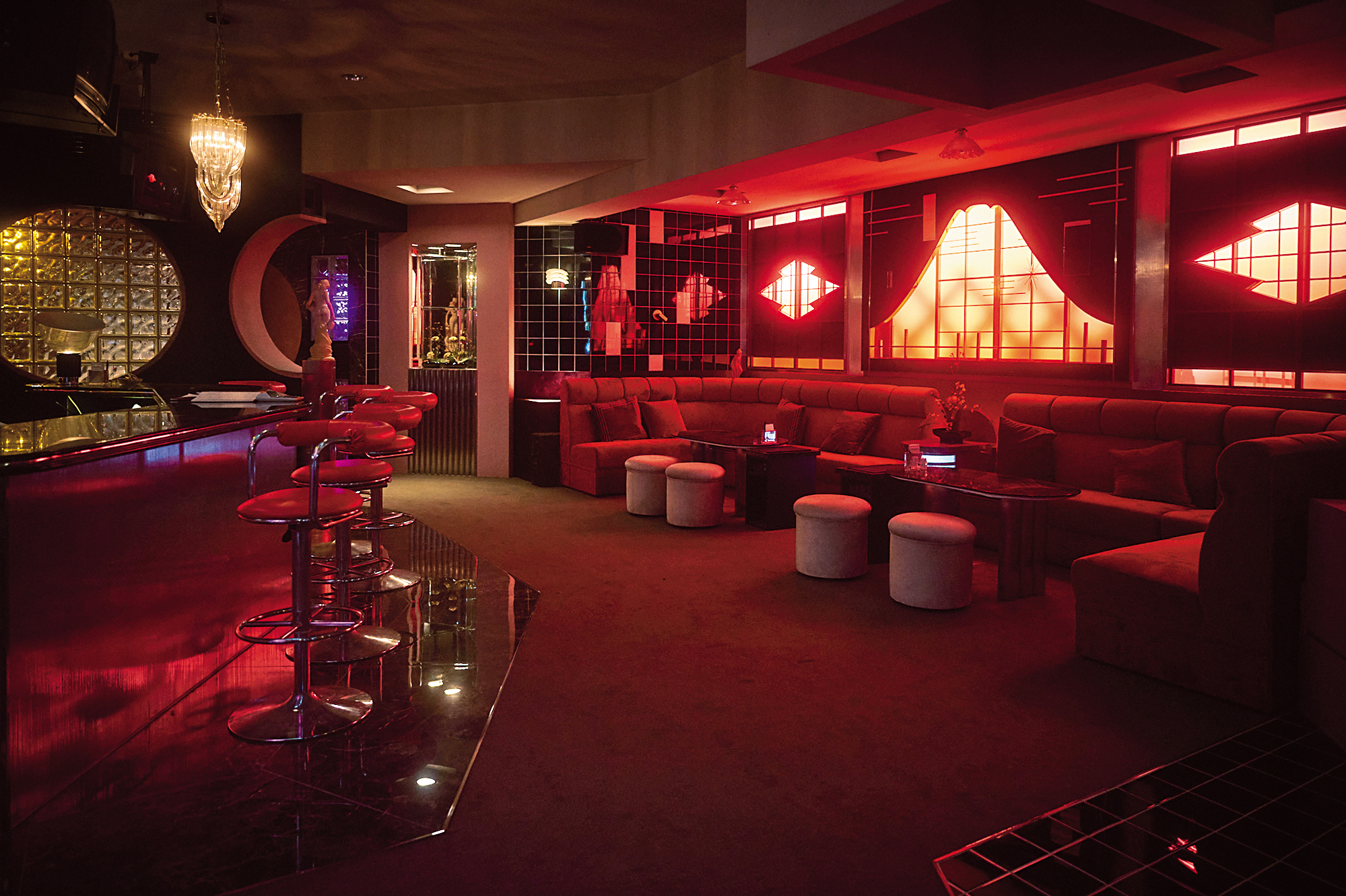 劇組搭建比實景大1.5倍的「光」日式酒店，營造復古氛圍。（Netflix、百聿數碼提供）