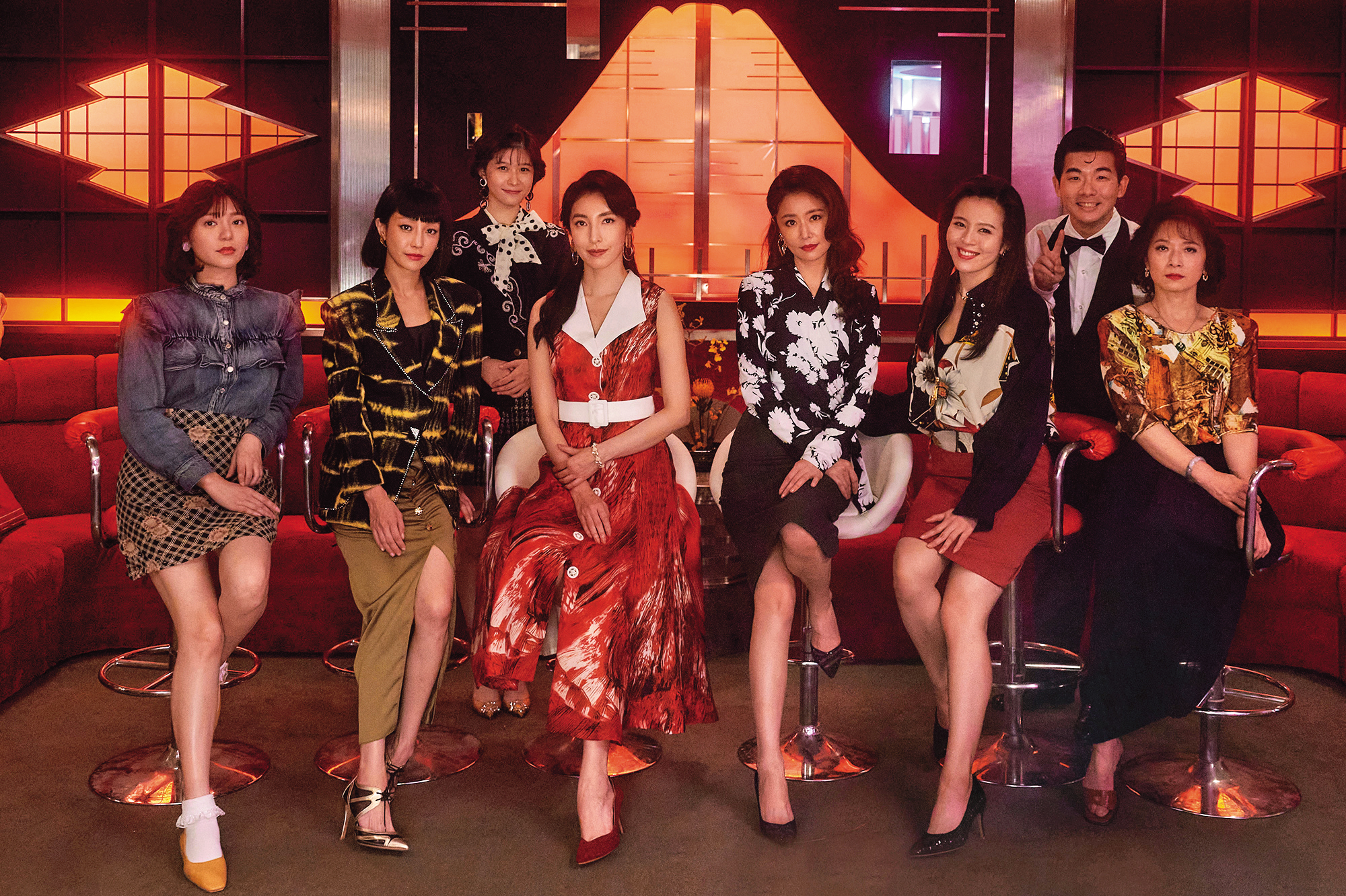 《華燈初上》集合堅強的演員陣容,重現條通80年代末日式酒店風華。左起為郭雪芙、謝欣穎、江宜蓉、楊謹華、林心如、劉品言、胡瑋杰與謝瓊煖。(Netflix、百聿數碼提供)