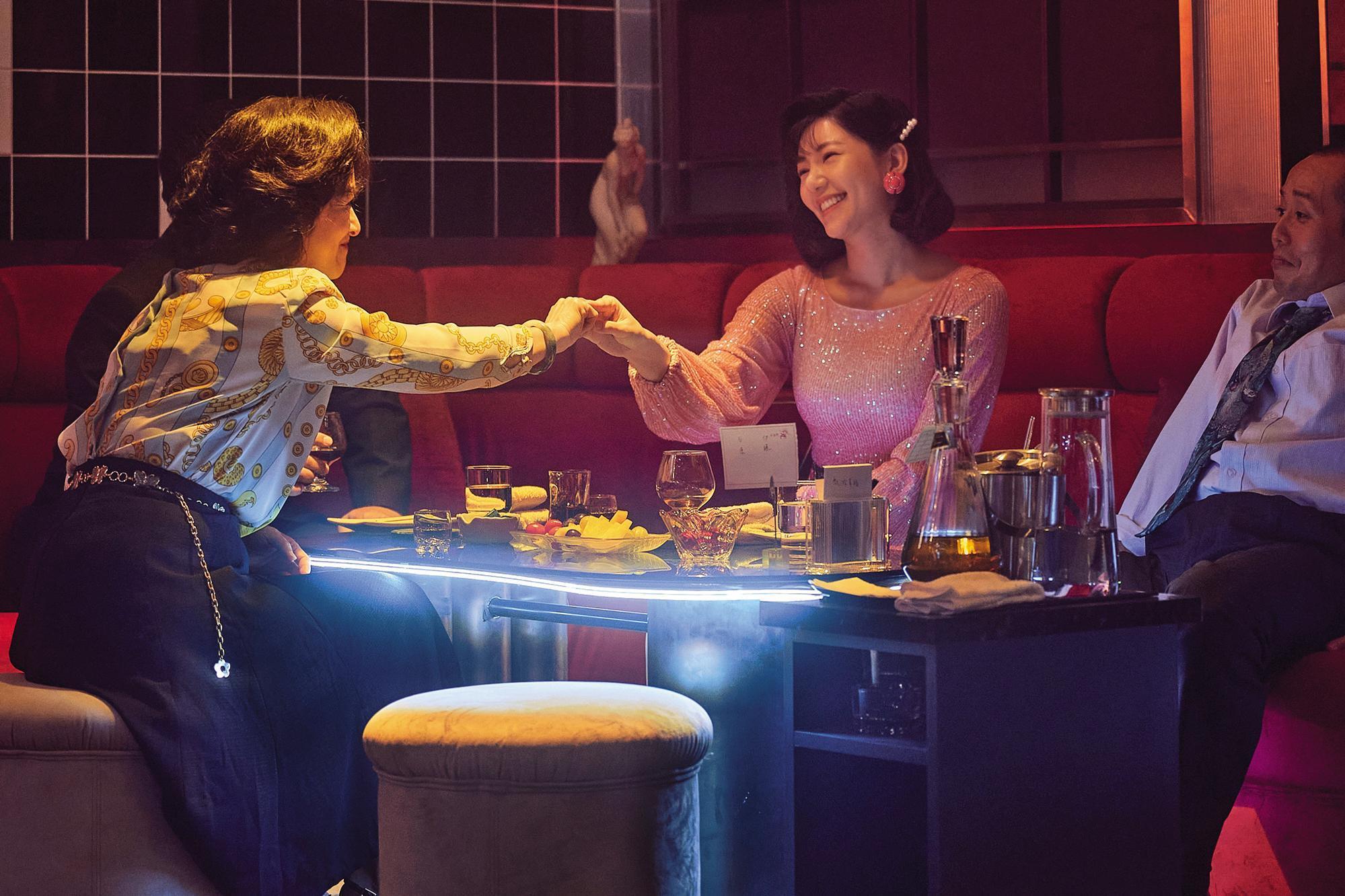 謝瓊煖(左)扮演催化角色,激發郭雪芙(中)的突出表現。(Netflix、百聿數碼提供)
