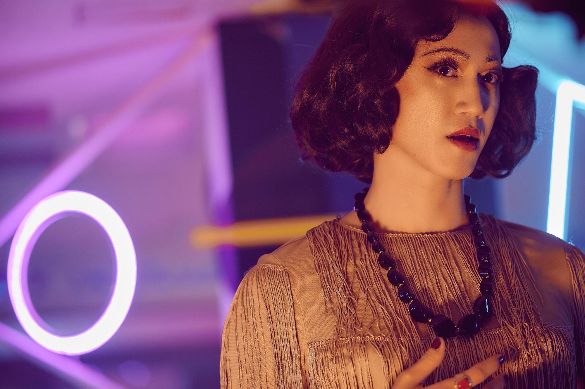吳慷仁將在第2季男扮女裝客串酒店老闆，與林心如互別苗頭。（Netflix、百聿數碼提供）