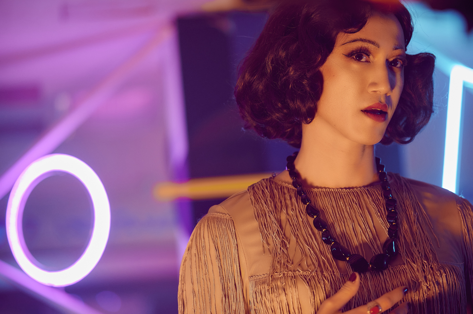 吳慷仁將在第2季男扮女裝客串酒店老闆，與林心如互別苗頭。（Netflix、百聿數碼提供）