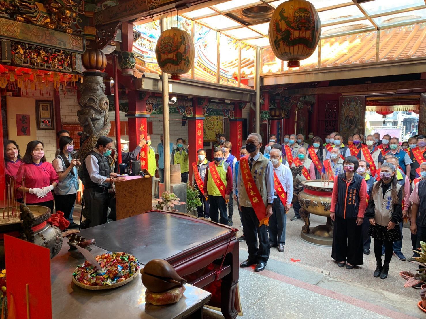 永靖鄉在地單位齊聚永安宮參與謝平安祭祀典禮。(頂新和德文教基金會提供)