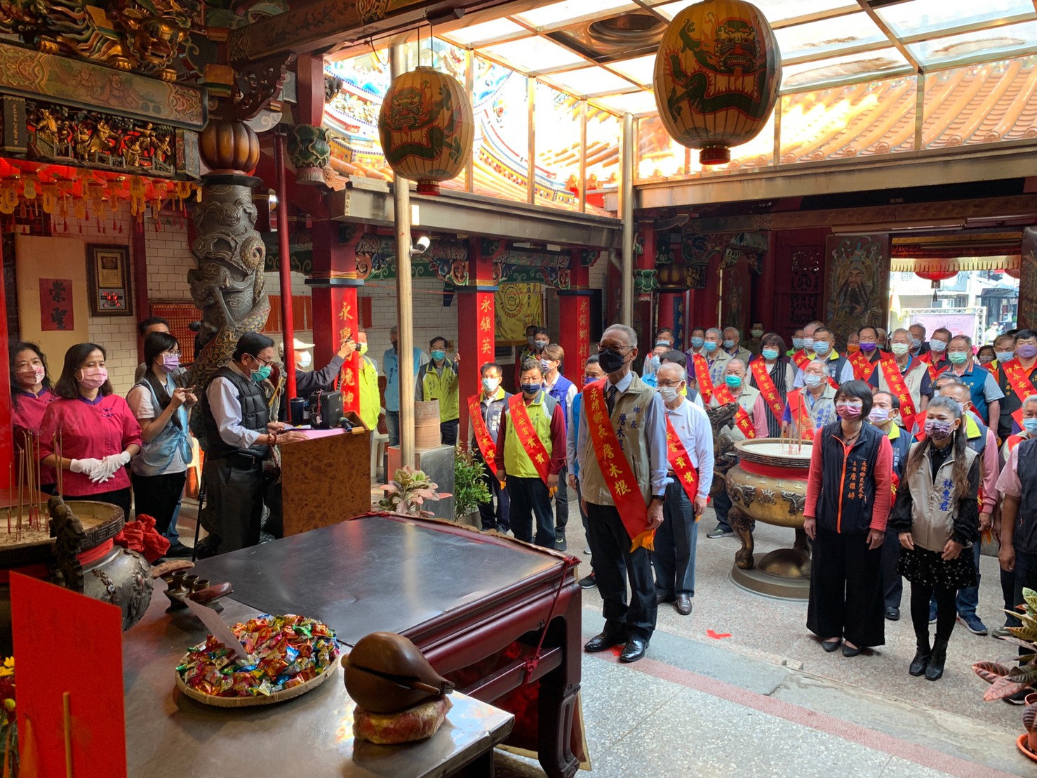 永靖鄉在地單位齊聚永安宮參與謝平安祭祀典禮。（頂新和德文教基金會提供）