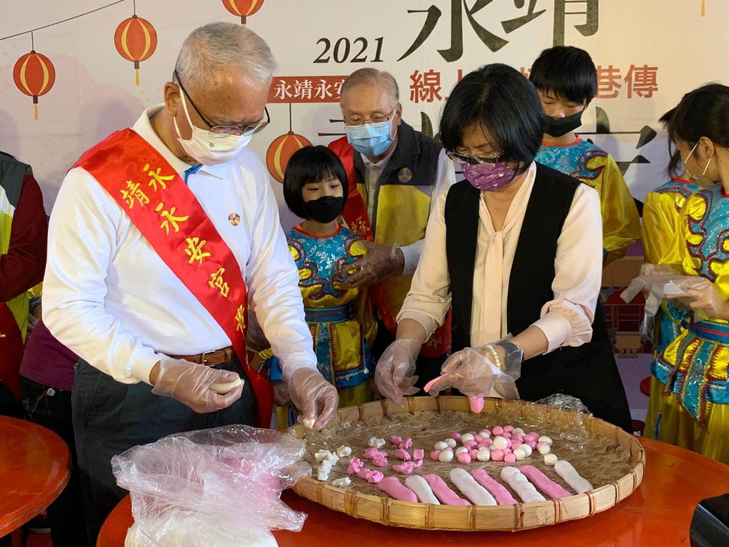 彰化縣長王惠美與與會貴賓共同於永安宮搓平安圓。(頂新和德文教基金會提供)