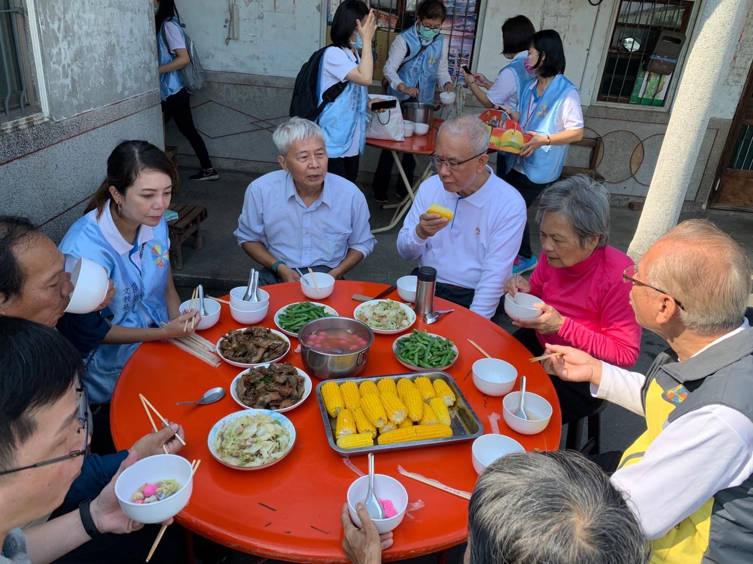 齊聚竹子村享用家常菜與平安湯圓。(頂新和德文教基金會提供)