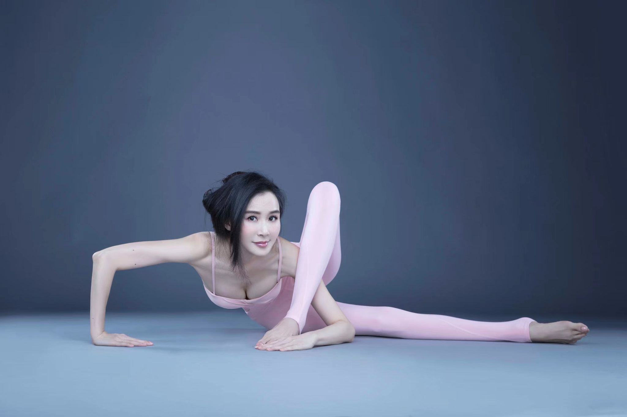 蕭薔更以一身粉紅緊身、側身扭轉蜴蜥式。(珍世美學慈善基金會提供)