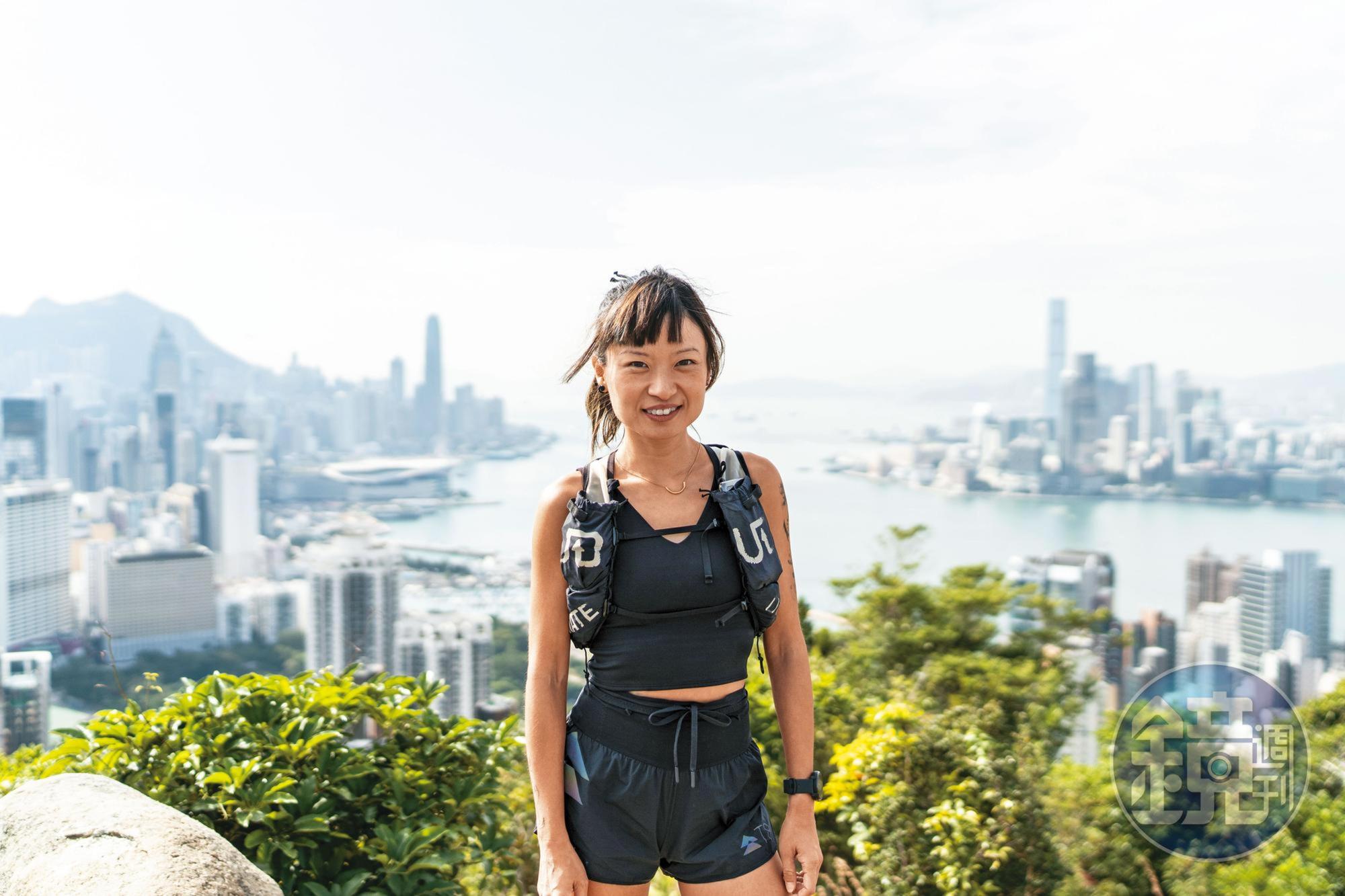 《蘋果》停刊隔天，梁嘉麗就成為一名獨立記者。她39歲，酷愛戶外運動，這天我們與她一同「跑山」。