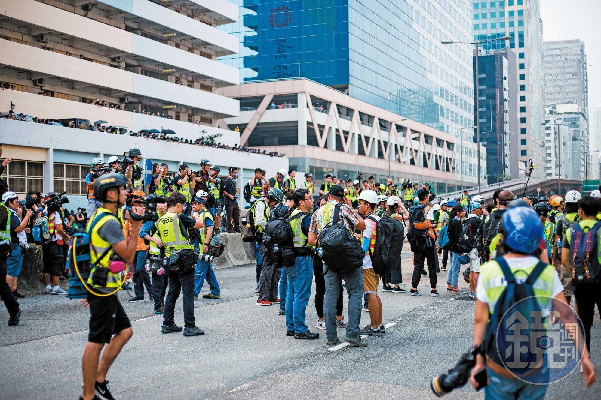 反修例運動期間，港警與媒體的關係日漸緊張。圖為2019年9月，香港觀塘區舉行的「燃點香港．全民覺醒」大遊行。