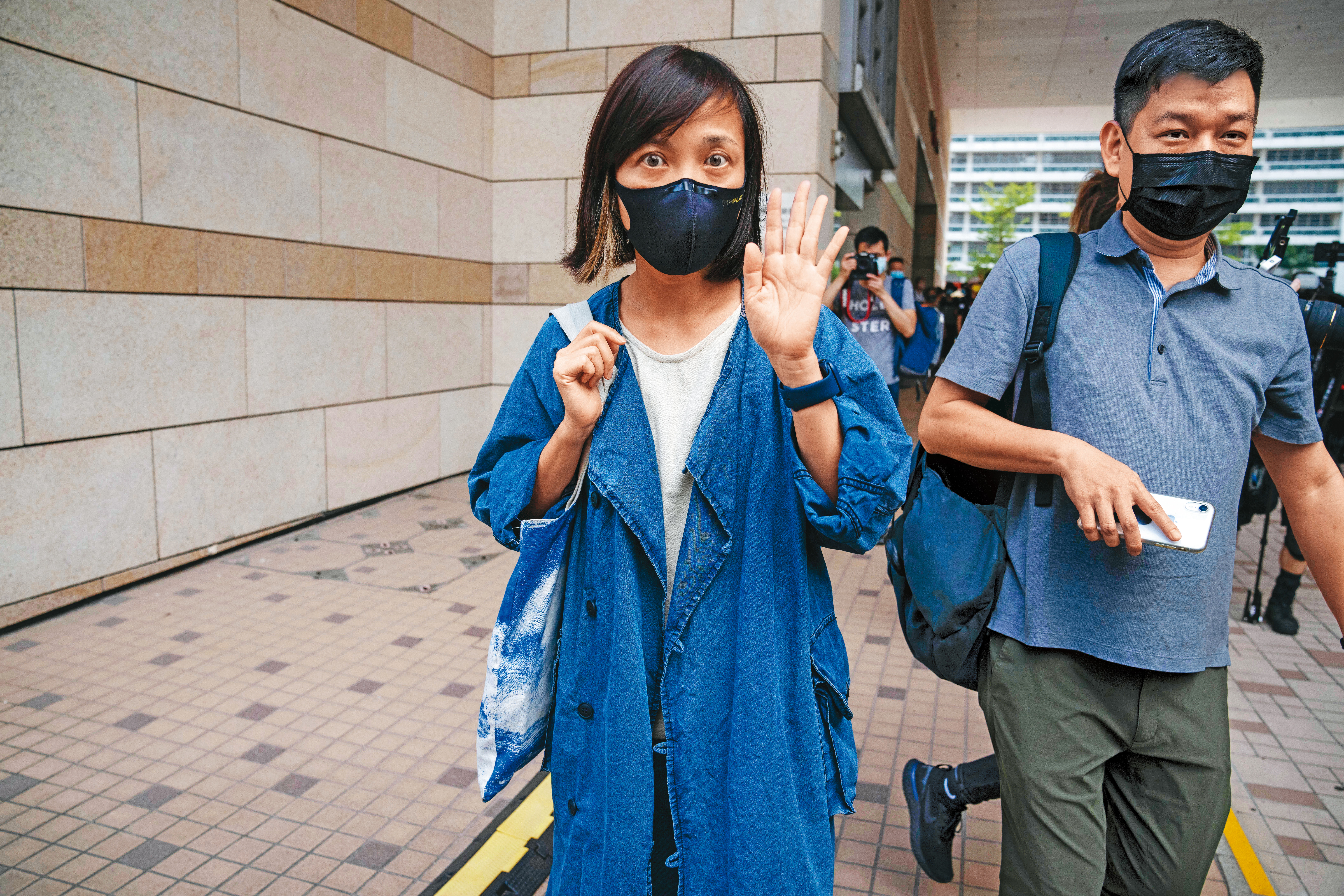 港府國安處今年6月17日出動5百名警員搜查壹傳媒大樓，並拘捕5名高層。《蘋果》副社長陳沛敏（左）當天被捕，7月21日再度被捕，收押至今。（達志影像）
