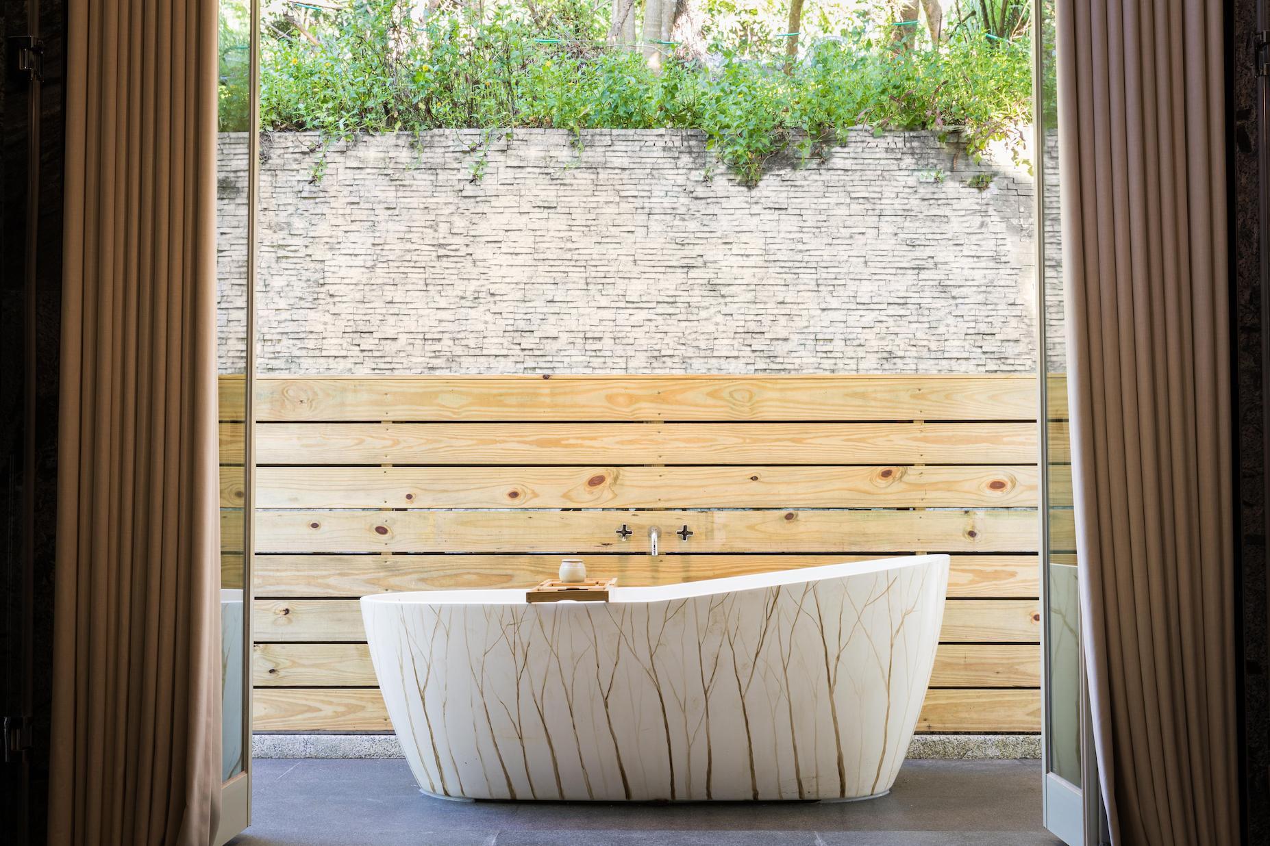 山詠套房可享戶外泡澡的樂趣。(華泰瑞苑提供)