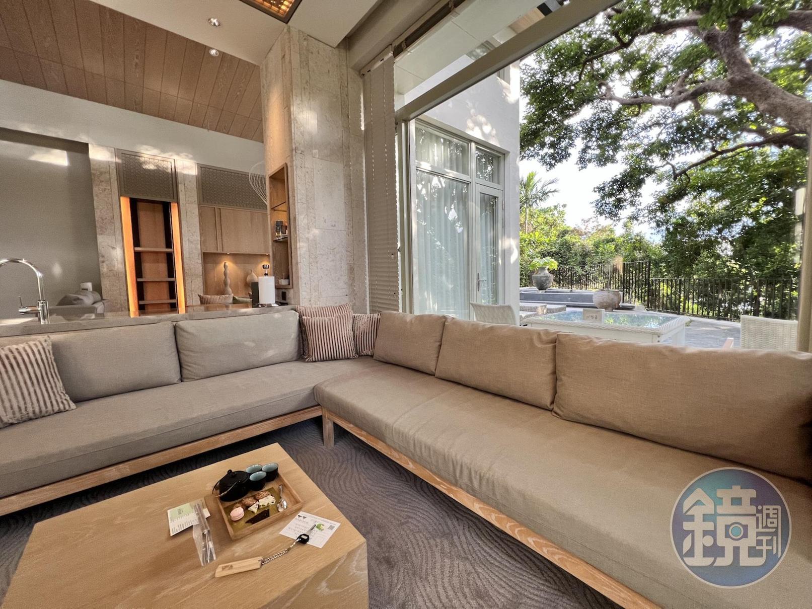 山嵐套房採用大面窗景,將戶外綠意與陽光融入屋內。
