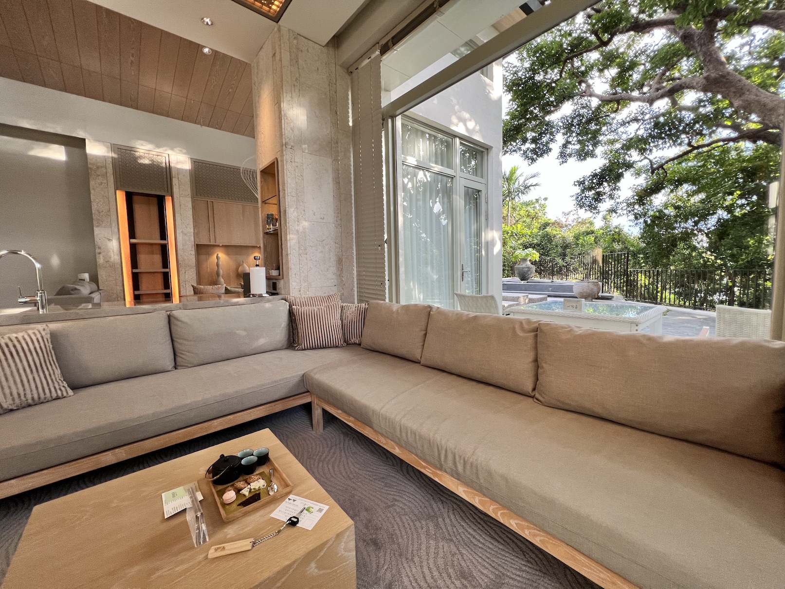 山嵐套房採用大面窗景，將戶外綠意與陽光融入屋內。