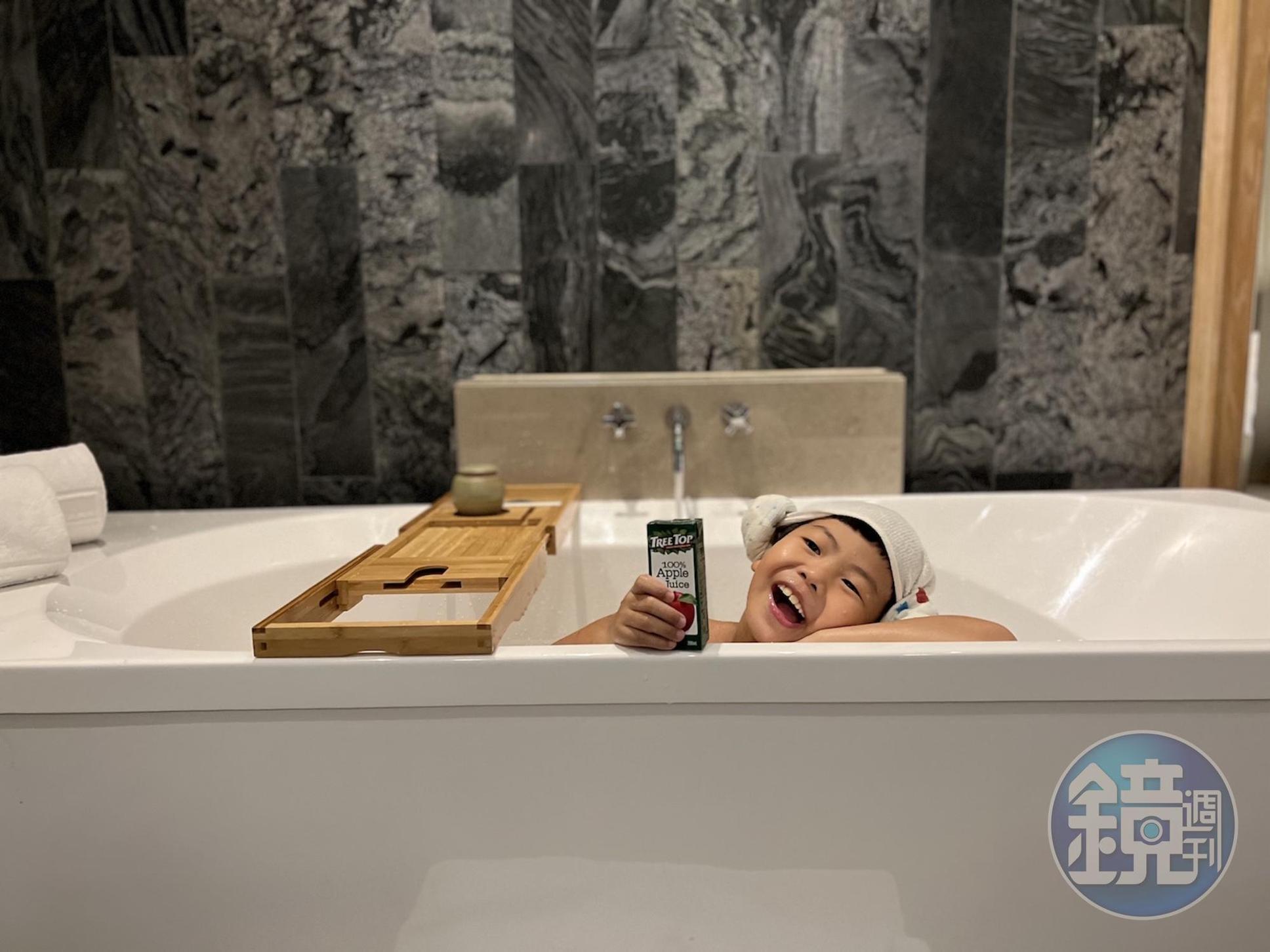 浴缸上的小桌台可讓人一邊泡澡一邊愜意喝飲品。