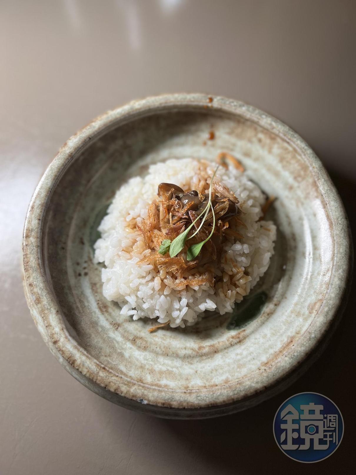 六堆東寶黑豬淬鍊的油蔥搭配新園147蓬萊香米做的豬油拌飯。
