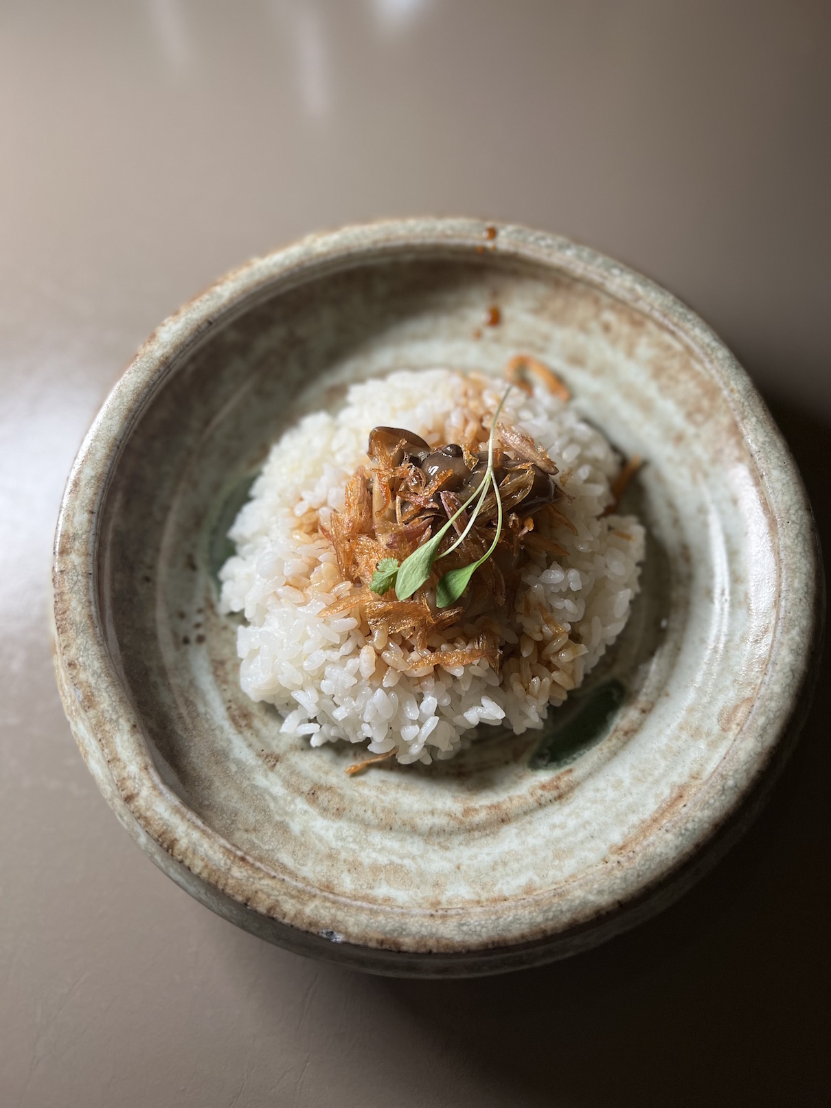 六堆東寶黑豬淬鍊的油蔥搭配新園147蓬萊香米做的豬油拌飯。