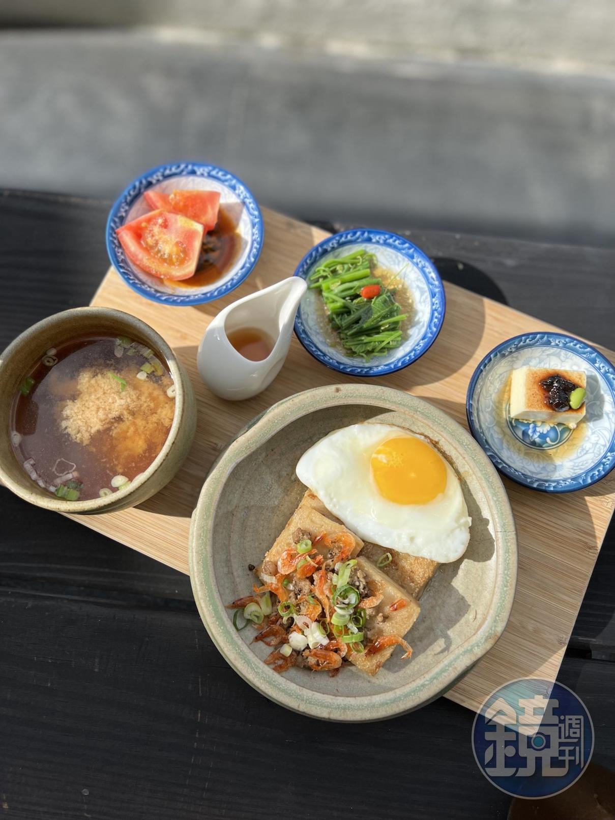 早餐有屏東特色的東港煎肉粿配櫻花蝦菜脯、鹽滷豆腐、薑汁油膏番茄與味噌鮮魚湯。